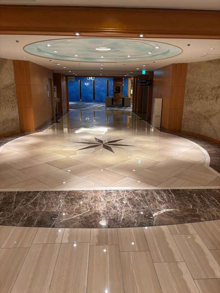 挙式会場のあるフロアで撮った写真です。ホテル全体を通して広々していて好印象でした。