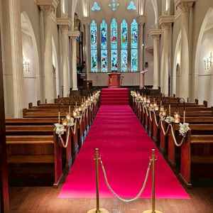 式場の扉を開いた所の写真。赤いカーペットと厳かなステンドグラスが印象的でした。