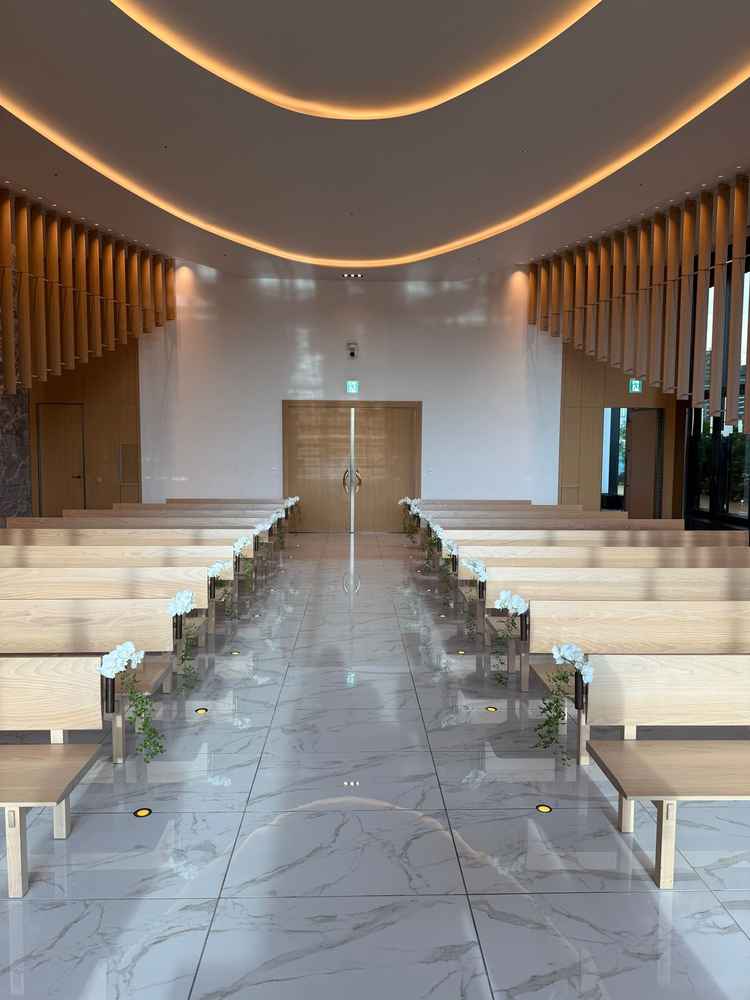 新郎新婦側から見た風景。天井が高く、バージンロードも広く、前の座席との距離もあり、贅沢な空間でした。