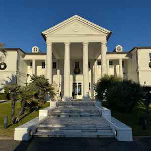 入り口すぐの外観