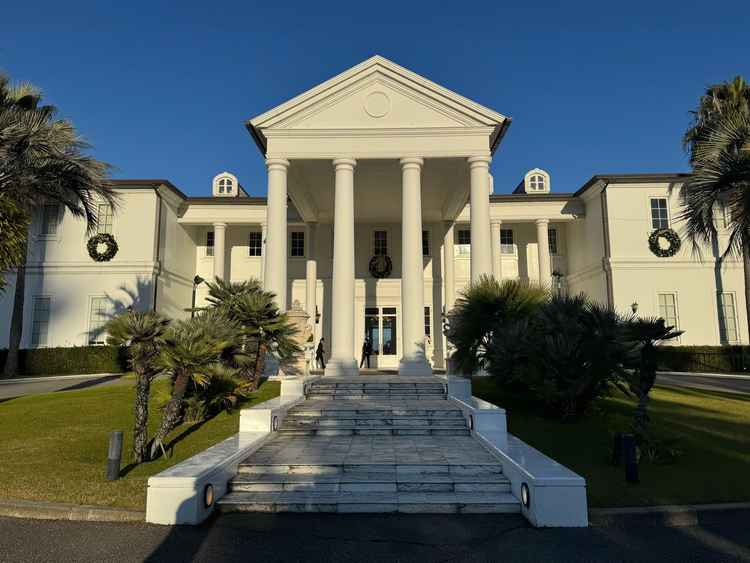 入り口すぐの外観