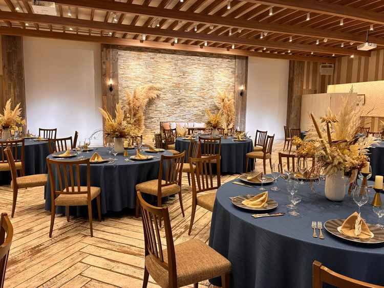 一階にあり、木目調で温かみのある披露宴会場がすごく好みでした。