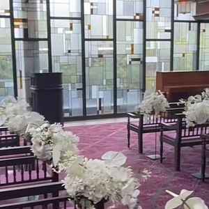 チャペル。紫の絨毯に参列者の椅子も紫色で統一感あり。ステンドグラスには工夫があって天候に左右されない