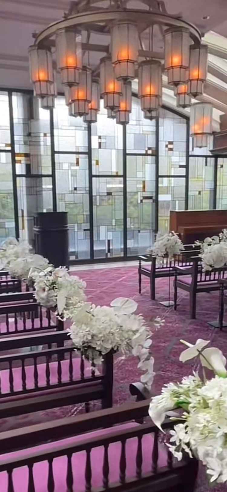 チャペル。紫の絨毯に参列者の椅子も紫色で統一感あり。ステンドグラスには工夫があって天候に左右されない