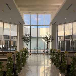 チャペルの写真。開放的で演出に合わせて噴水がでる。