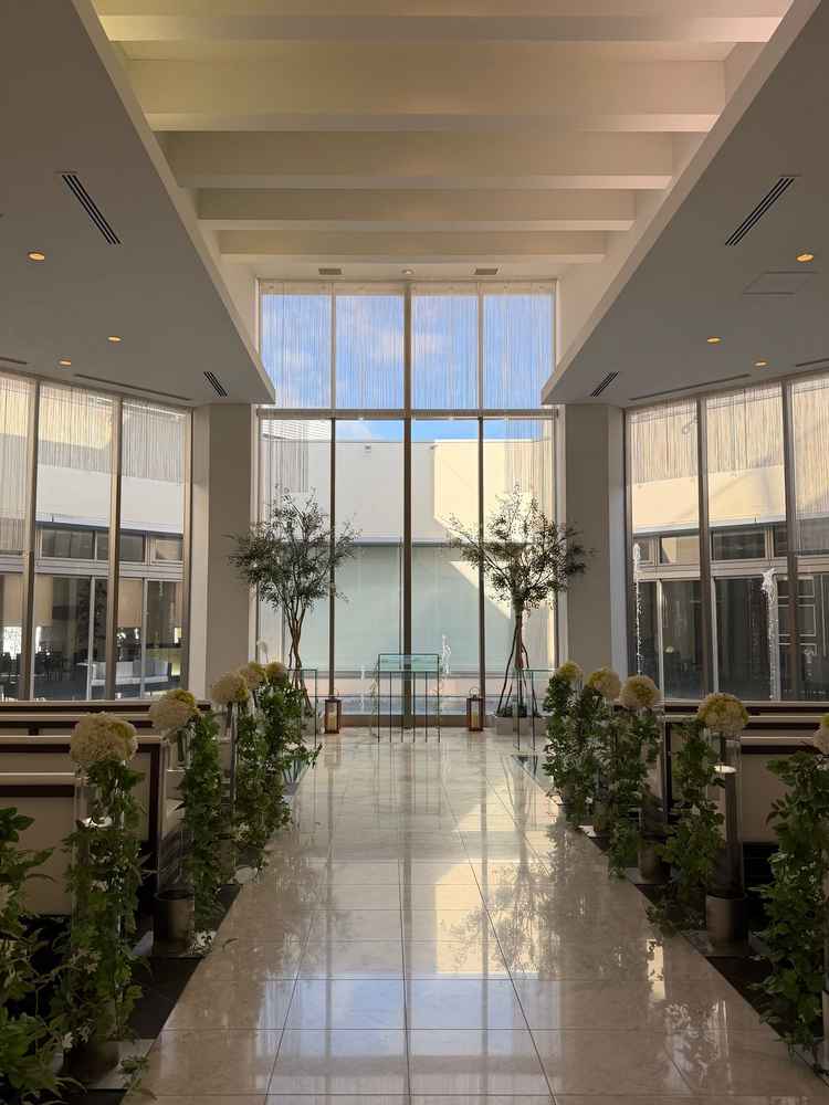 チャペルの写真。開放的で演出に合わせて噴水がでる。