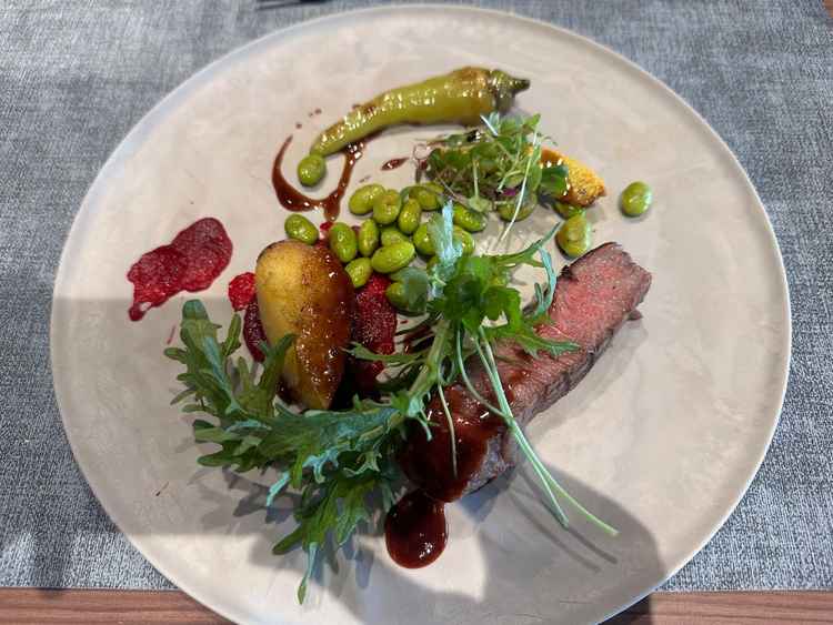 メイン料理。食器にこだわっているのがよかったです。箸を使えるのが魅力的でした。