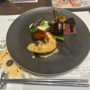 メインプレート、オマール海老と牛ヒレ肉と野菜。