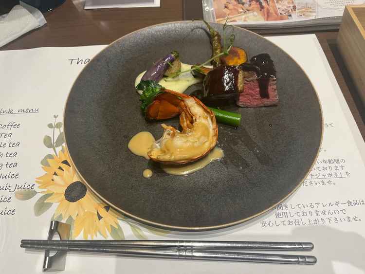 メインプレート、オマール海老と牛ヒレ肉と野菜。