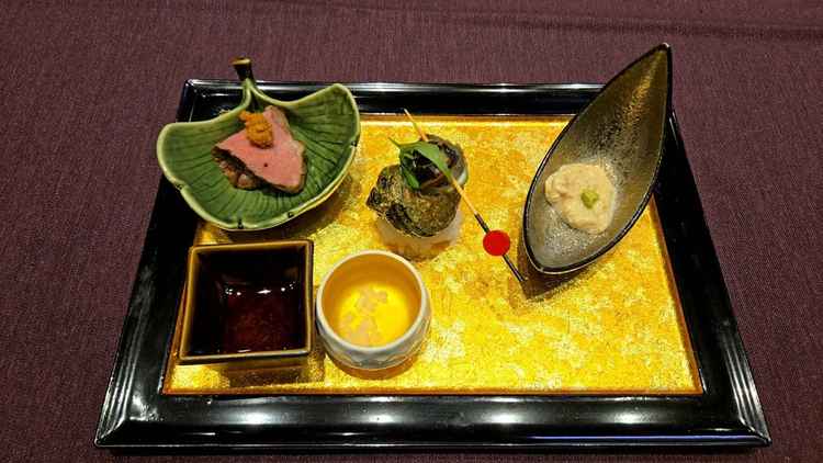 前菜の盛り合わせ（ローストビーフ、姫サザエ、湯葉）です。こだわりを感じられる味わい深いお料理でした。