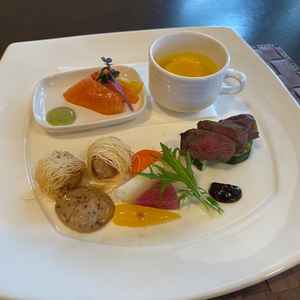 料理の試食。お箸で食べられる手軽さに対して本格的なお味が魅力的です。どれもおいしかったです。