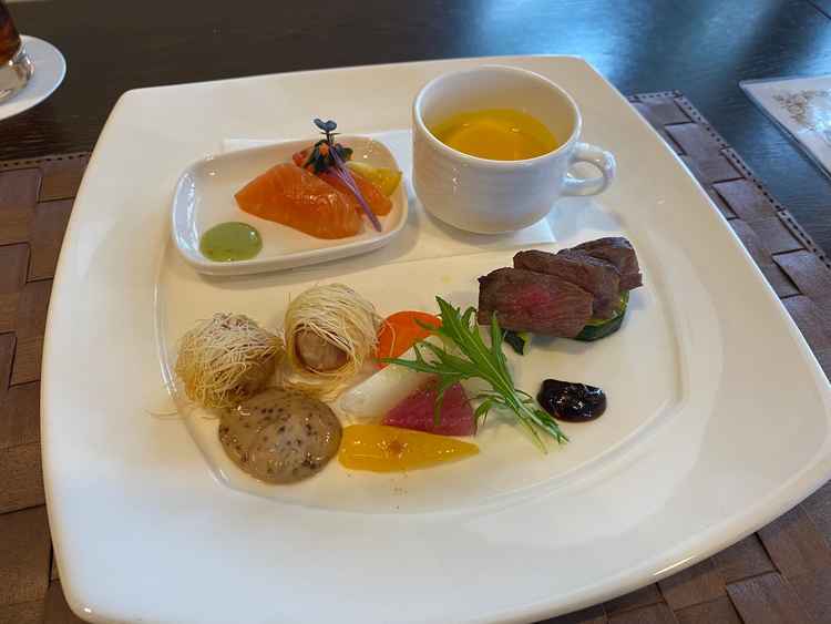 料理の試食。お箸で食べられる手軽さに対して本格的なお味が魅力的です。どれもおいしかったです。