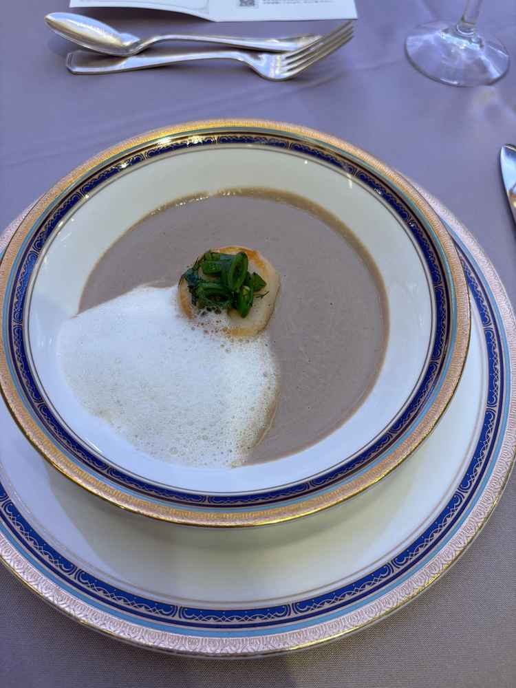 美味しかったスープです。お料理が温かいうちに来るので美味しい状態で食べれました。