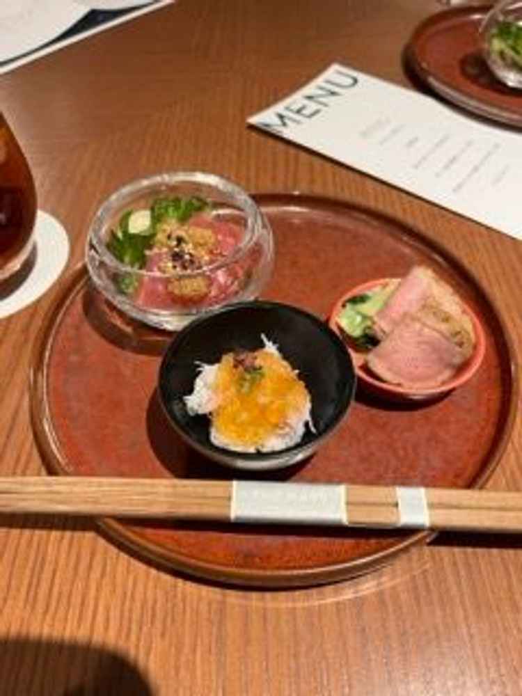 和を基調としたコース料理で、中トロ、鴨、ズワイガニの3種でした