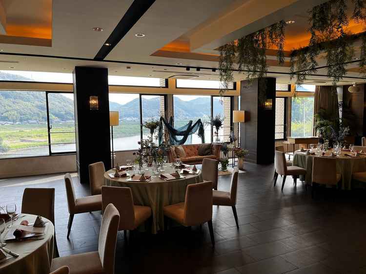 披露宴会場内の写真。窓からは自然豊かなロケーションを楽しめる。