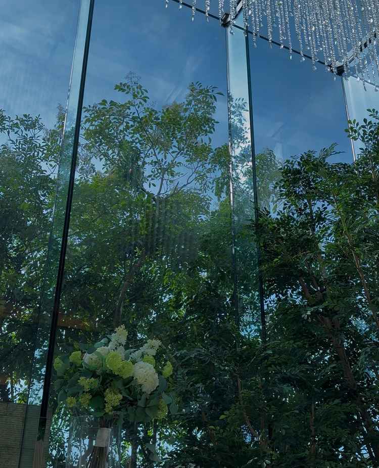 チャペル内祭壇上から外の風景