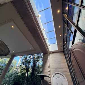 挙式会場から大階段に出る通路の上には屋外だけれども天窓があり光を取り込みつつ雨の心配もない作りです