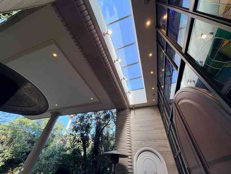 挙式会場から大階段に出る通路の上には屋外だけれども天窓があり光を取り込みつつ雨の心配もない作りです