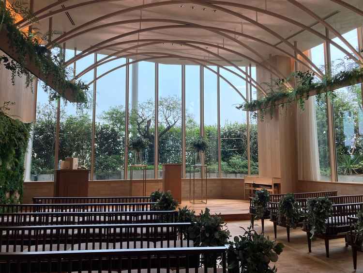 木目の匂いが素敵なチャペル