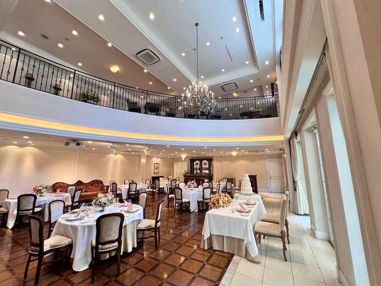 この披露宴会場にも階段があり、ここは2階もあったので魅力的でした。