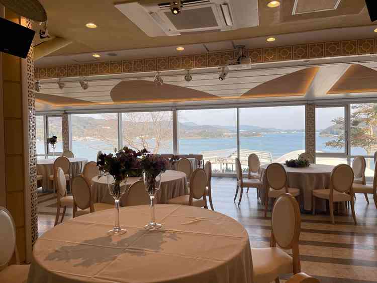 披露宴会場では全面ガラス張りになっており、この会場からも浜名湖を一望できるのが良かったです。