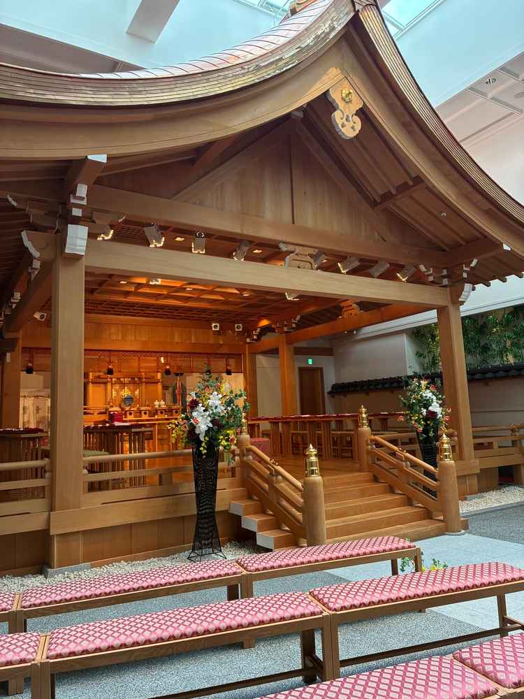 神殿。前撮りができる。屋内にあるとは思えないほど、荘厳な雰囲気。