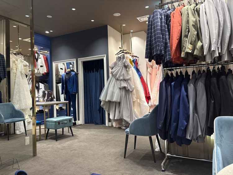 打ち合わせ、衣装部屋。たくさんのドレス、タキシードがありお気に入りを見つけるのが楽しそうでした。