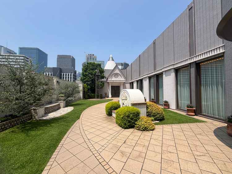 チャペルの外も美しく綺麗です。