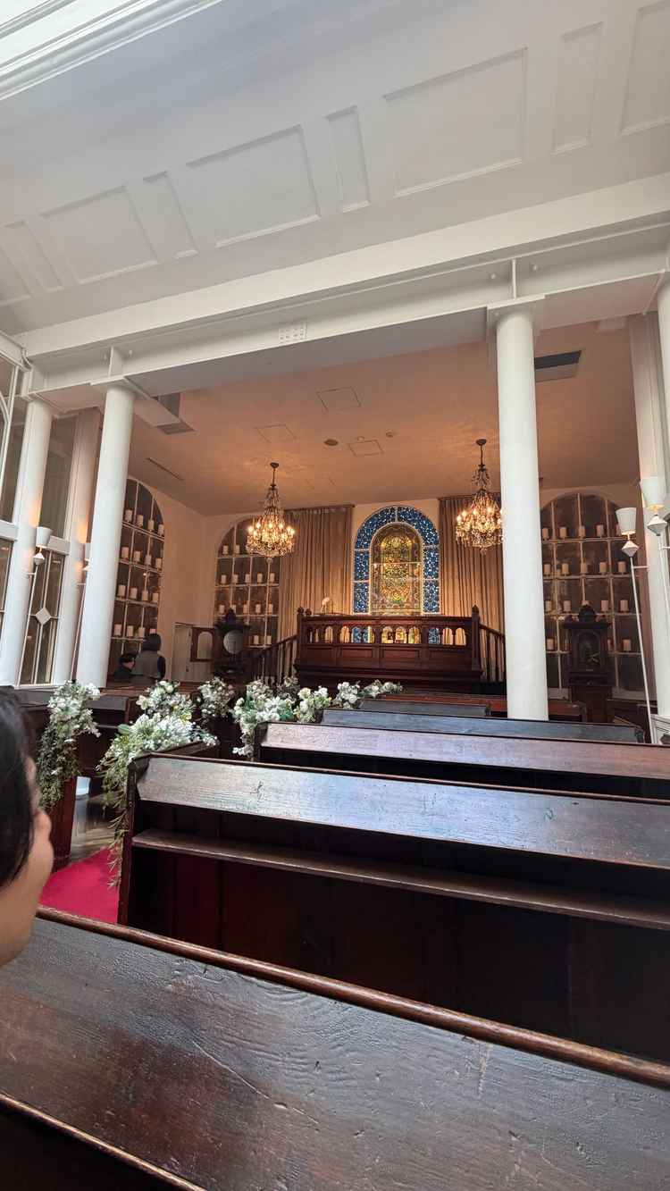 チャペル。椅子もアンティーク