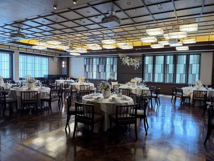 披露宴会場①天井にはプロジェクターが複数台設置してある。非常に満足できる映像演出が可能。