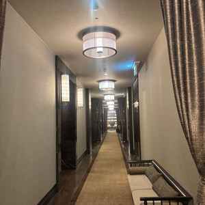 披露宴会場前の廊下も厳かで良い。壁に傷ひとつない高級感のある雰囲気