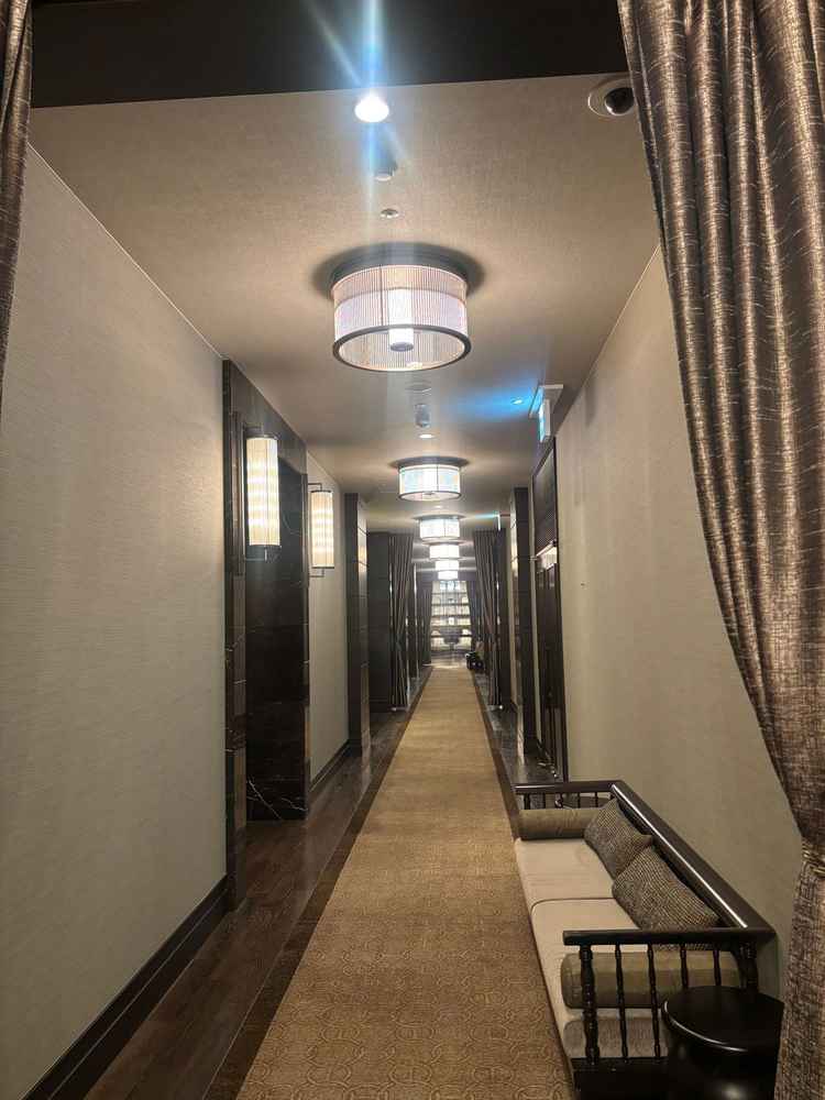 披露宴会場前の廊下も厳かで良い。壁に傷ひとつない高級感のある雰囲気