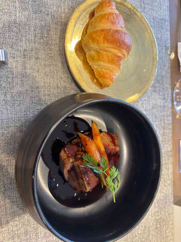 料理がすごく美味しく、お肉ももちろんですが、このクロワッサンは忘れられない味になりそうです。