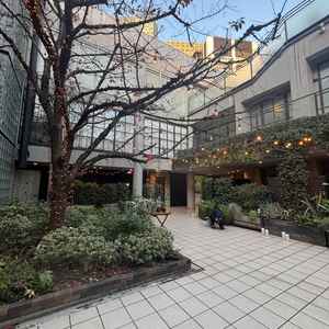 庭に装飾が可能となっており、装飾によって会場の雰囲気を変えられる点に魅力を感じた。