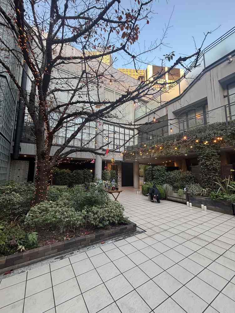 庭に装飾が可能となっており、装飾によって会場の雰囲気を変えられる点に魅力を感じた。