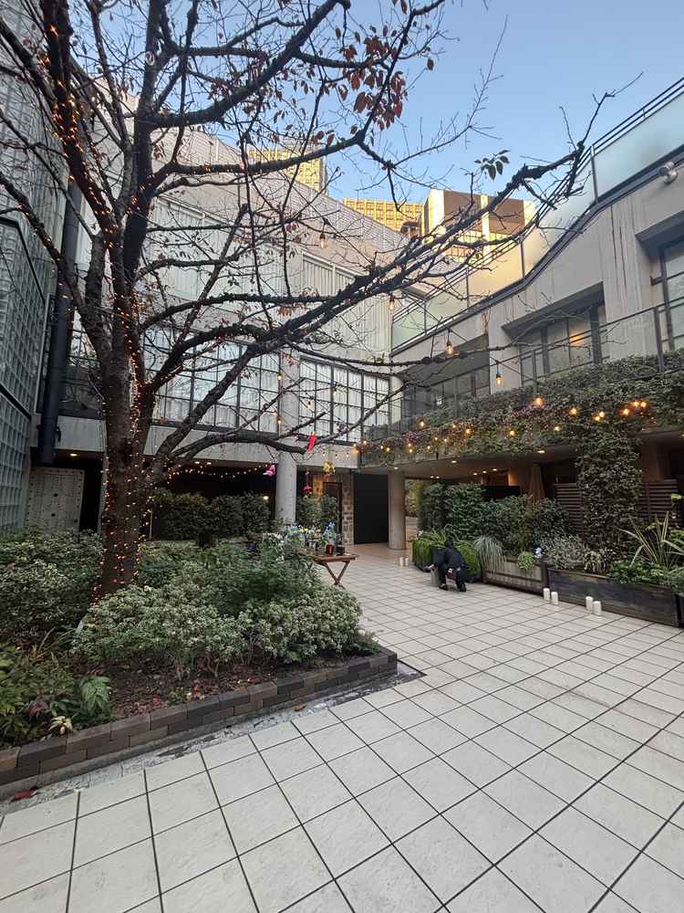 庭に装飾が可能となっており、装飾によって会場の雰囲気を変えられる点に魅力を感じた。