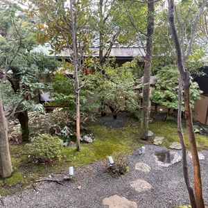 控え室と繋がっている庭です。ここでいい雰囲気で過ごせそうです。