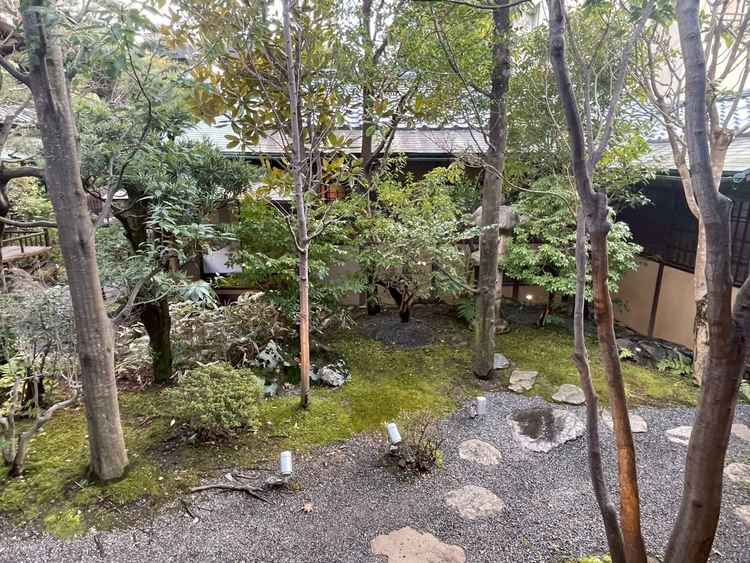 控え室と繋がっている庭です。ここでいい雰囲気で過ごせそうです。