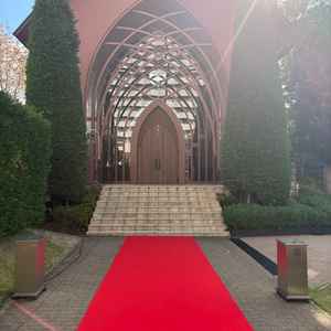 木の方のチャペルです。レッドカーペットが引かれていてとっても素敵な雰囲気でした