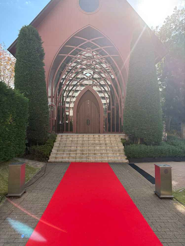 木の方のチャペルです。レッドカーペットが引かれていてとっても素敵な雰囲気でした