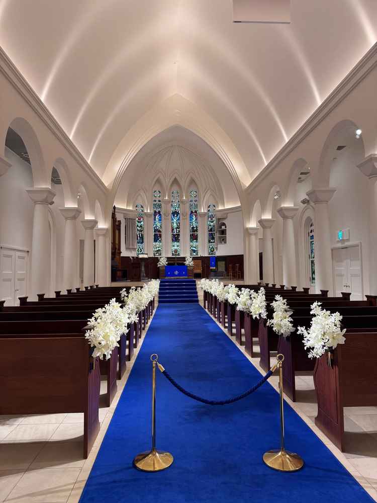 ブルーのバージンロードが目に惹き、天井の高さ、スタンドガラスが綺麗でした。