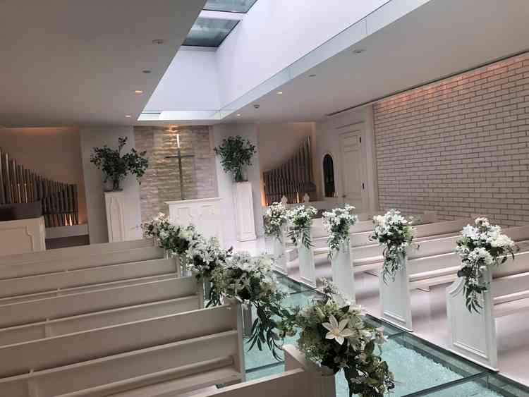 チャペルは天井から自然光がふんだんに入ってきて、とても明るい印象。