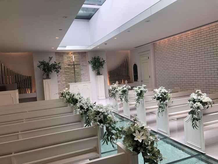 チャペルは天井から自然光がふんだんに入ってきて、とても明るい印象。