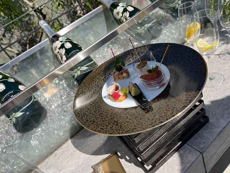 挙式後、披露宴会場に移動するまでにテラスがあり、そこでドリンクやおつまみを提供することが可能とのこと