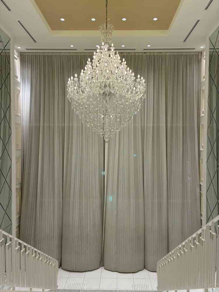 チャペルの出入り口には大階段があり、上には大きなシャンデリアがありました。