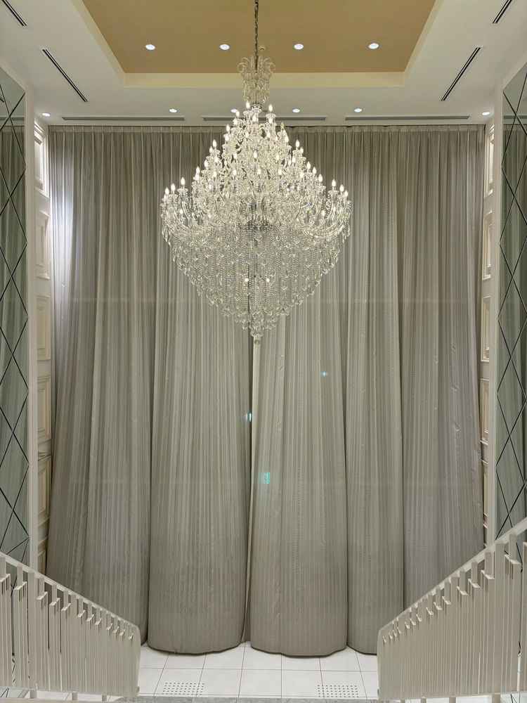 チャペルの出入り口には大階段があり、上には大きなシャンデリアがありました。