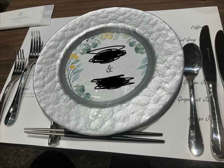 メニューと一緒にウェルカムと新郎新婦の名前がありました(黒塗りの部分)