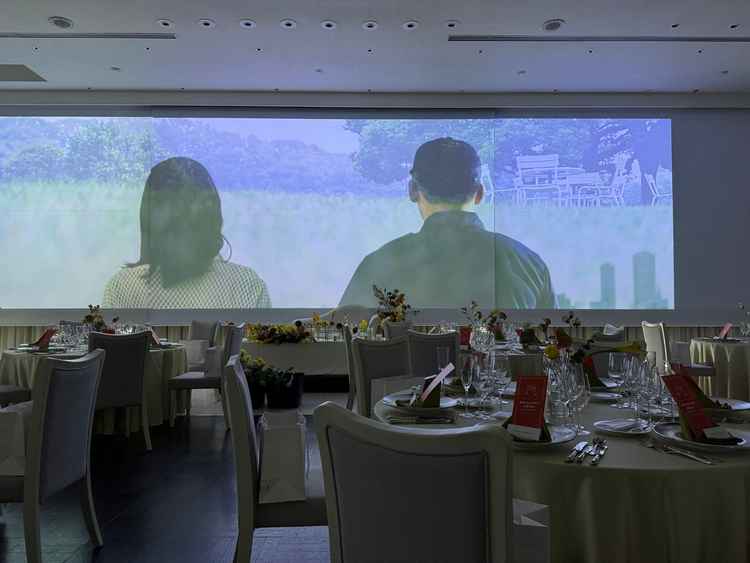 披露宴会場の大きなスクリーン