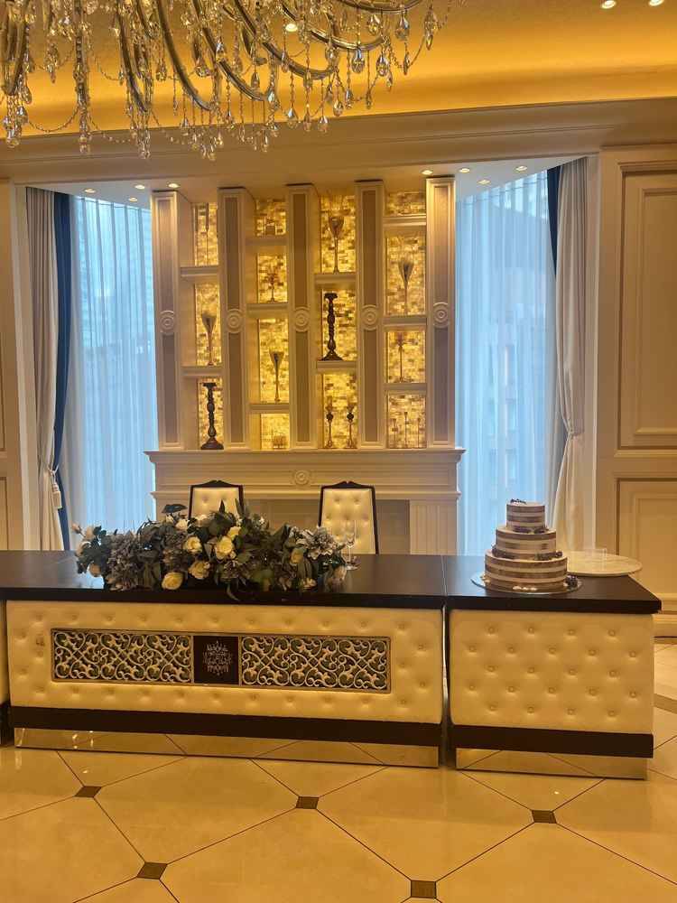 披露宴会場です。天井のシャンデリアが写真に写っており、写真映えして素敵だと感じました。