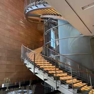 写真撮影スポットである螺旋階段。3階まで伸びていて、ドレスが生える写真が撮れそうです。